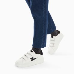 Vanessa Wu Sneakers | Baskets Eclair Larissa Blanc Et Noir Satin A Scratchs