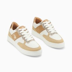 Vanessa Wu Sneakers | Baskets Monogramme Flavie Perforees Blanc Et Beige A Lacets