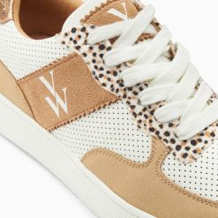 Vanessa Wu Sneakers | Baskets Monogramme Flavie Perforees Blanc Et Beige A Lacets